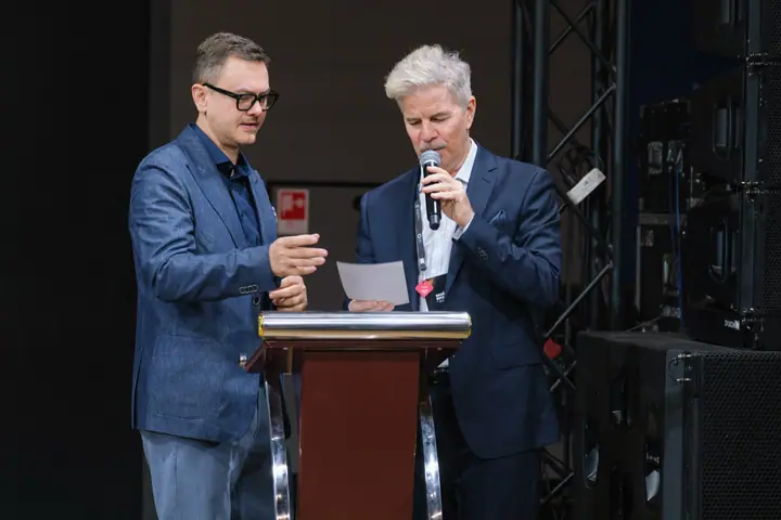 Диалог на сцене